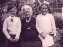 Alice Polding with her grandchildren Jill and Robert in 1948